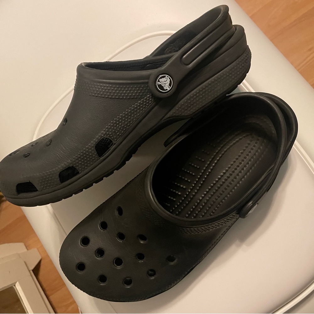 Women’s 10 / Men’s 8 Black Clog Crocs